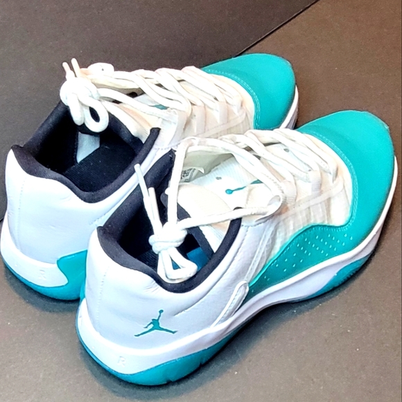 AIR JORDAN 11 CMFT LOW - Picture 5 of 10